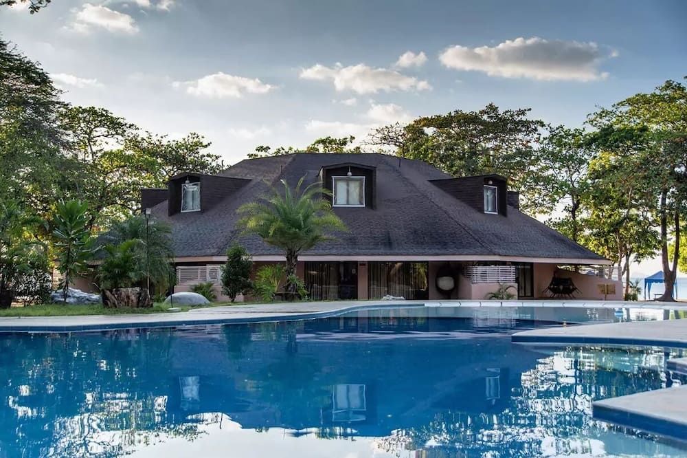 حوض السباحة