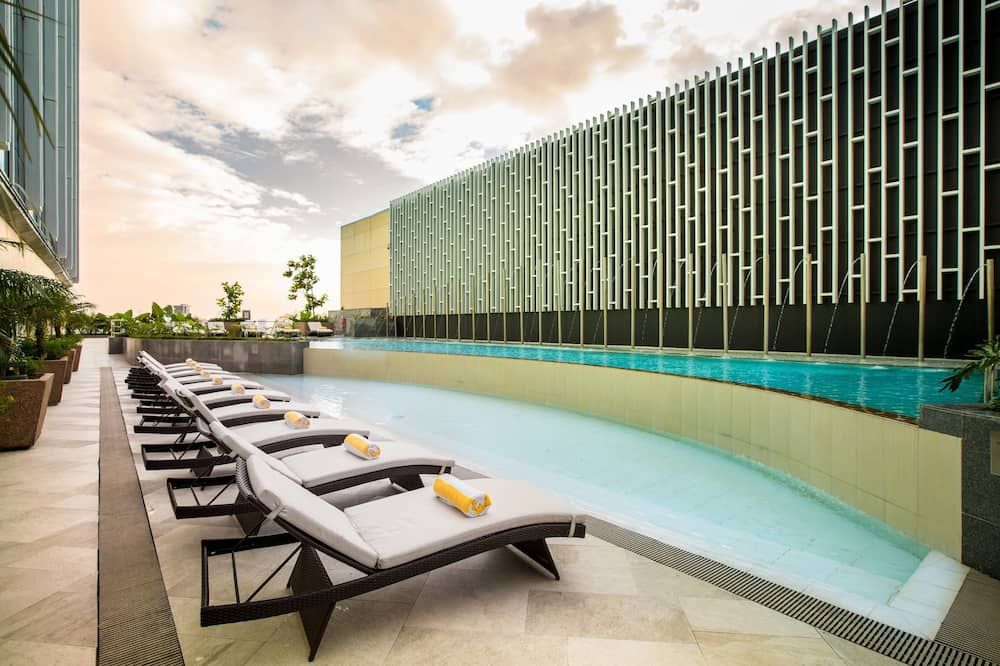 حوض السباحة