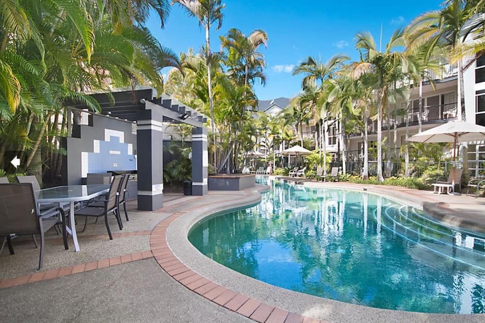 حوض السباحة