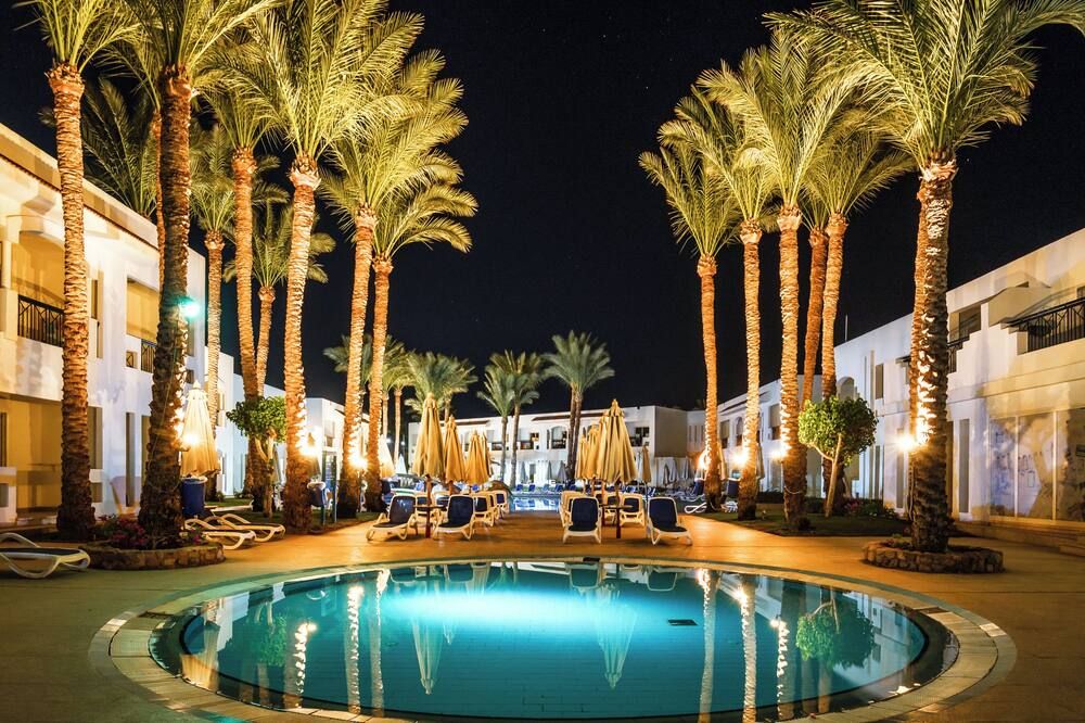 حوض السباحة