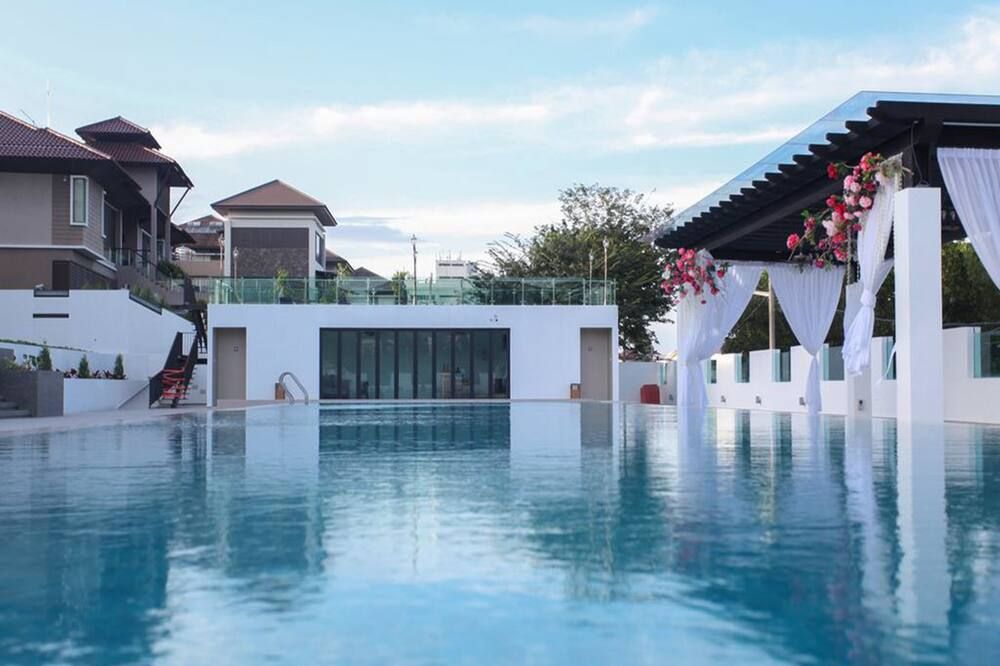 حوض السباحة