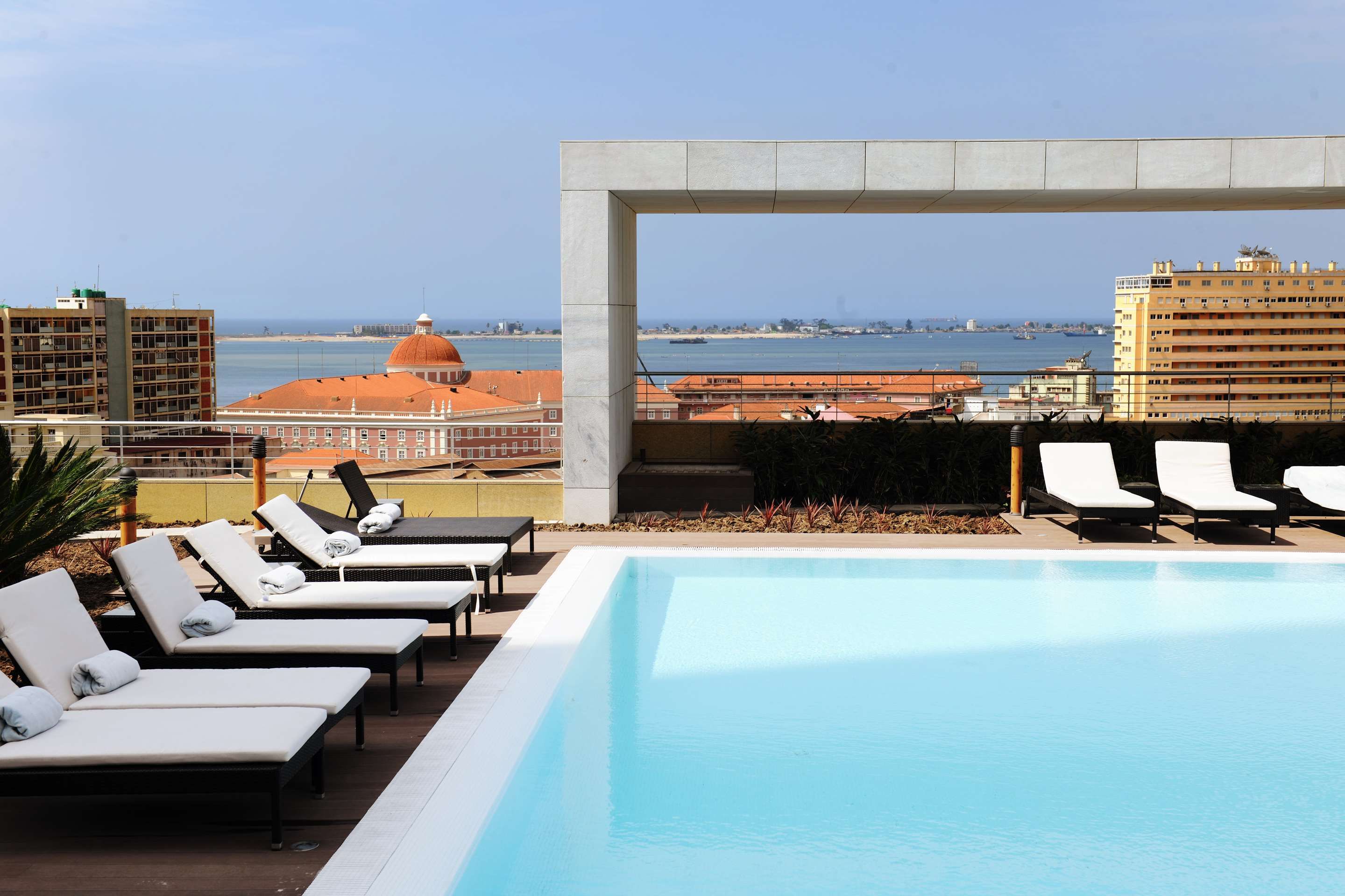 حوض السباحة