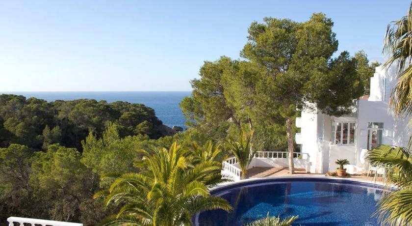 حوض السباحة