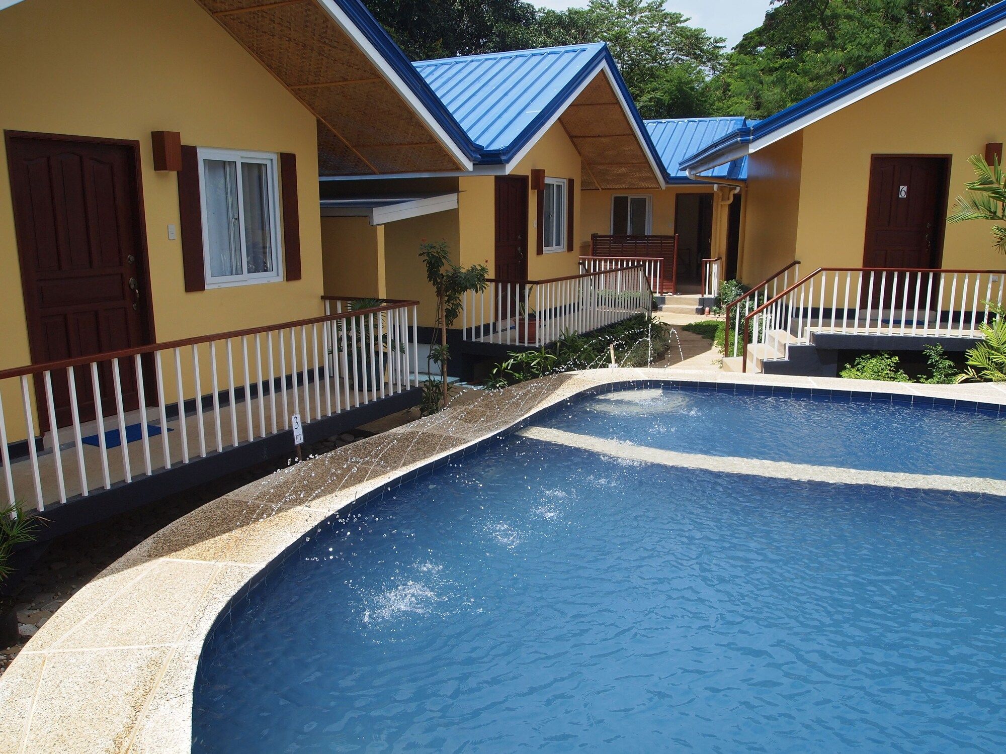 حوض السباحة