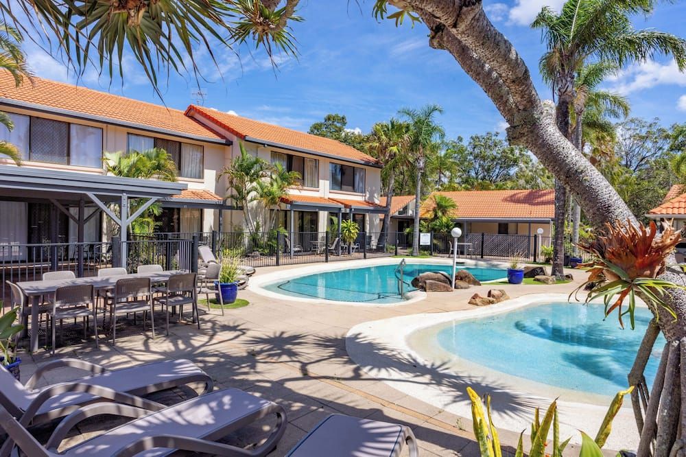 حوض السباحة