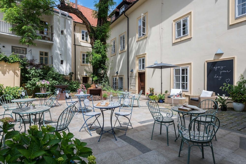 شرفة مرصوفة