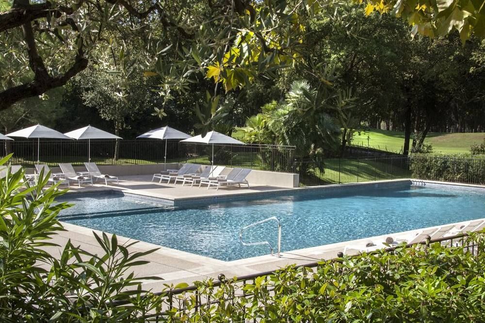 حوض السباحة