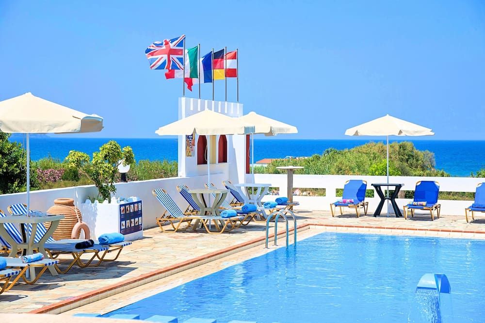 حوض السباحة