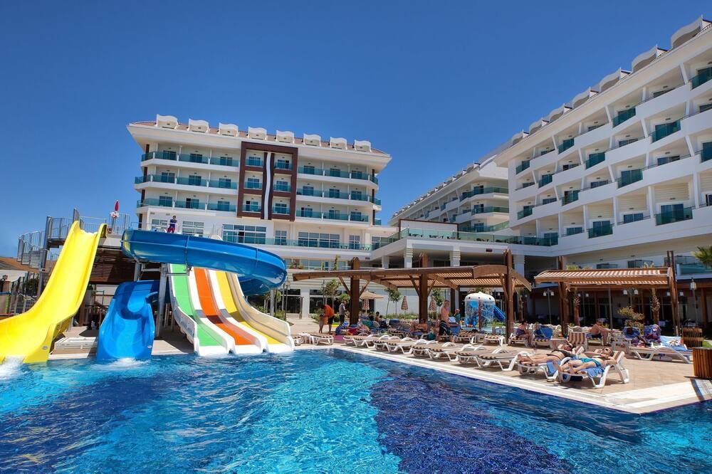 حوض السباحة