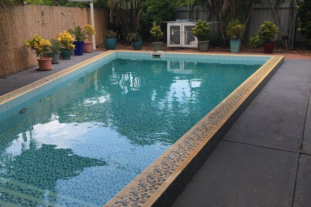 حوض السباحة