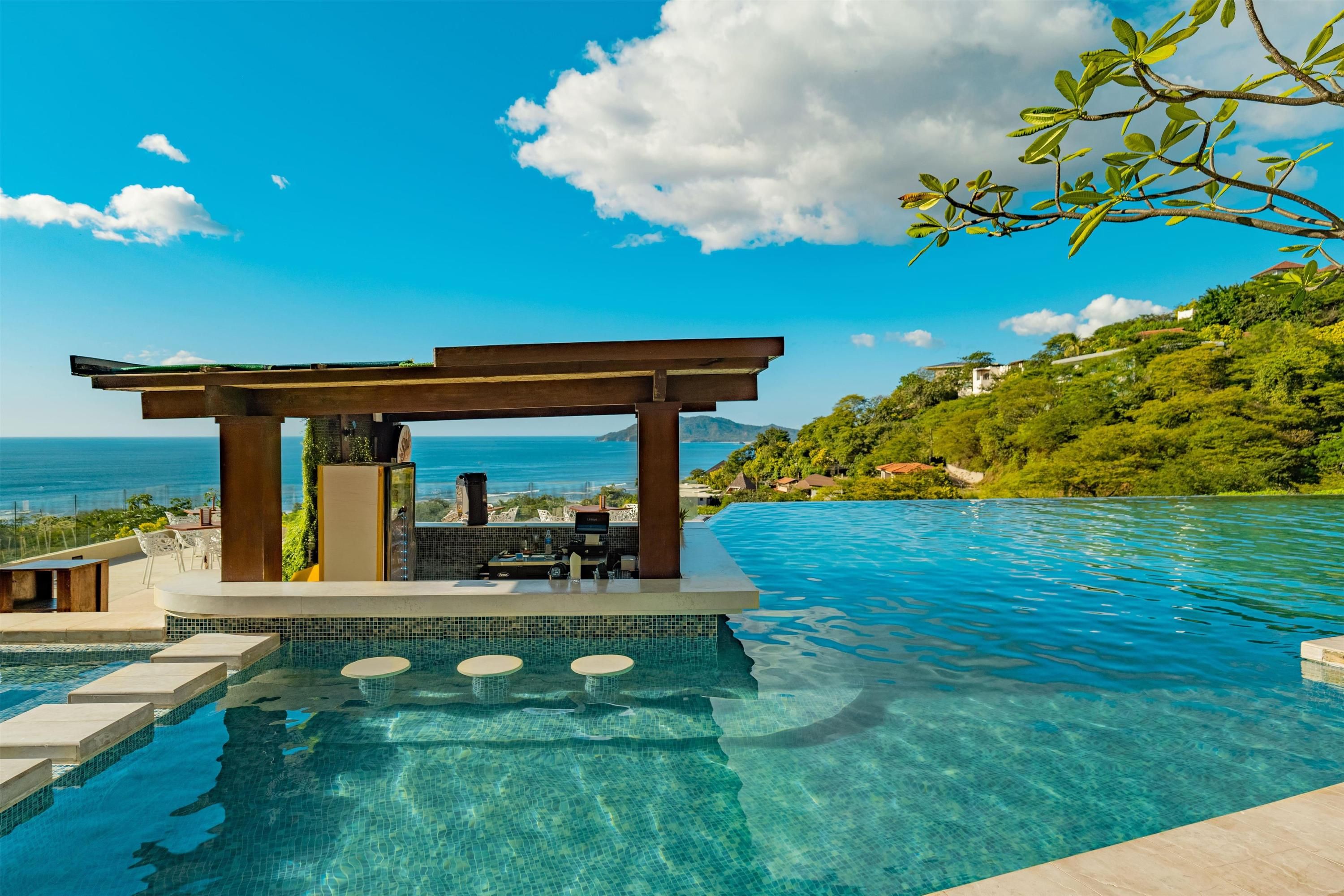 حوض السباحة