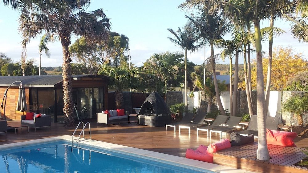 حوض السباحة