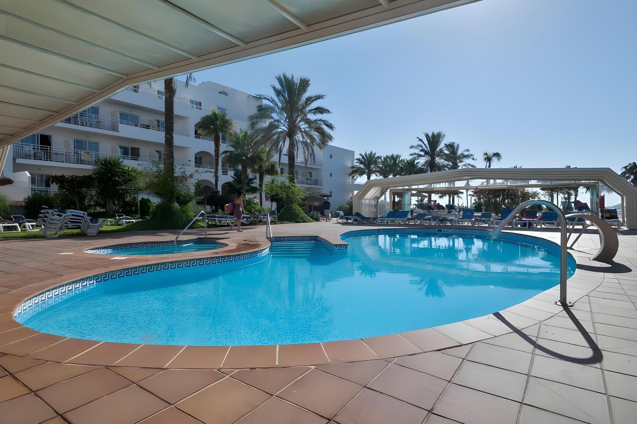 حوض السباحة