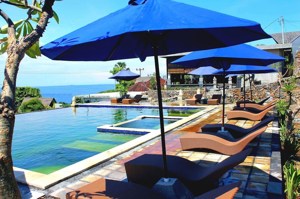 حوض السباحة