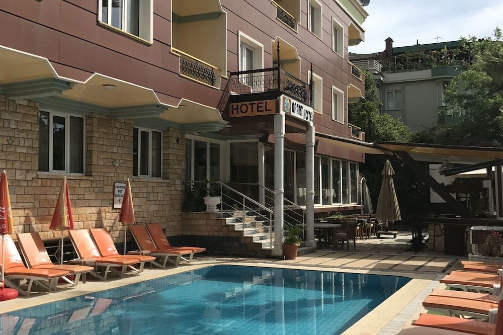 حوض السباحة