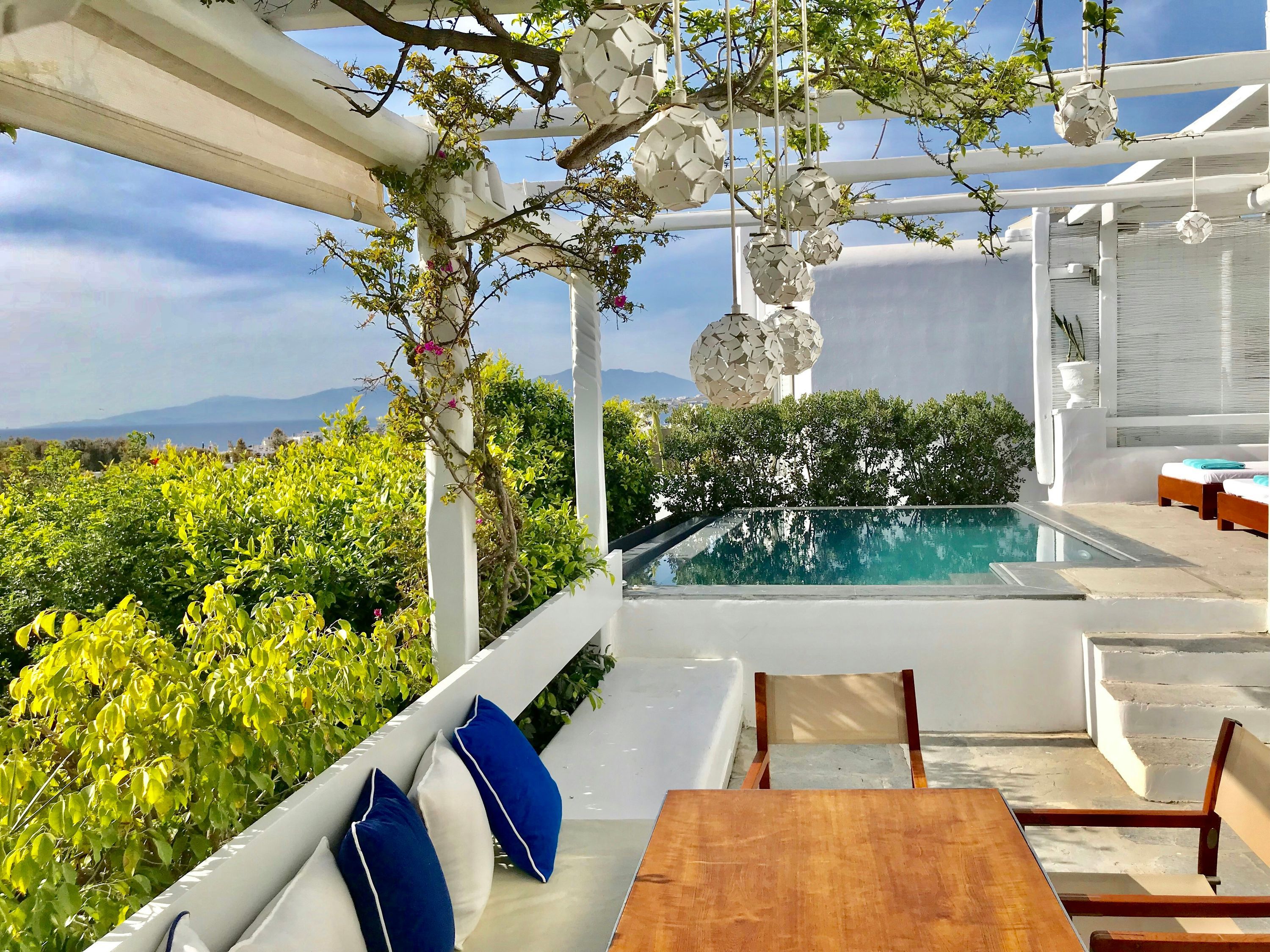 حوض السباحة