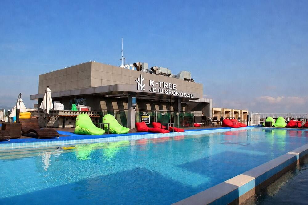 حوض السباحة
