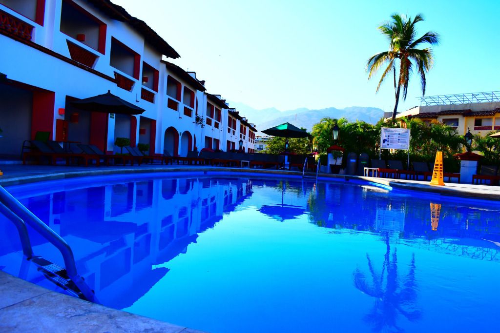 حوض السباحة