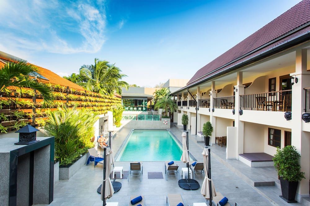 حوض السباحة