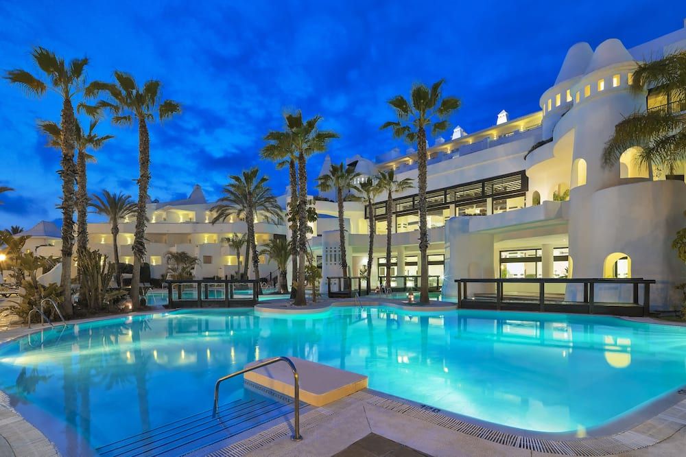 حوض السباحة