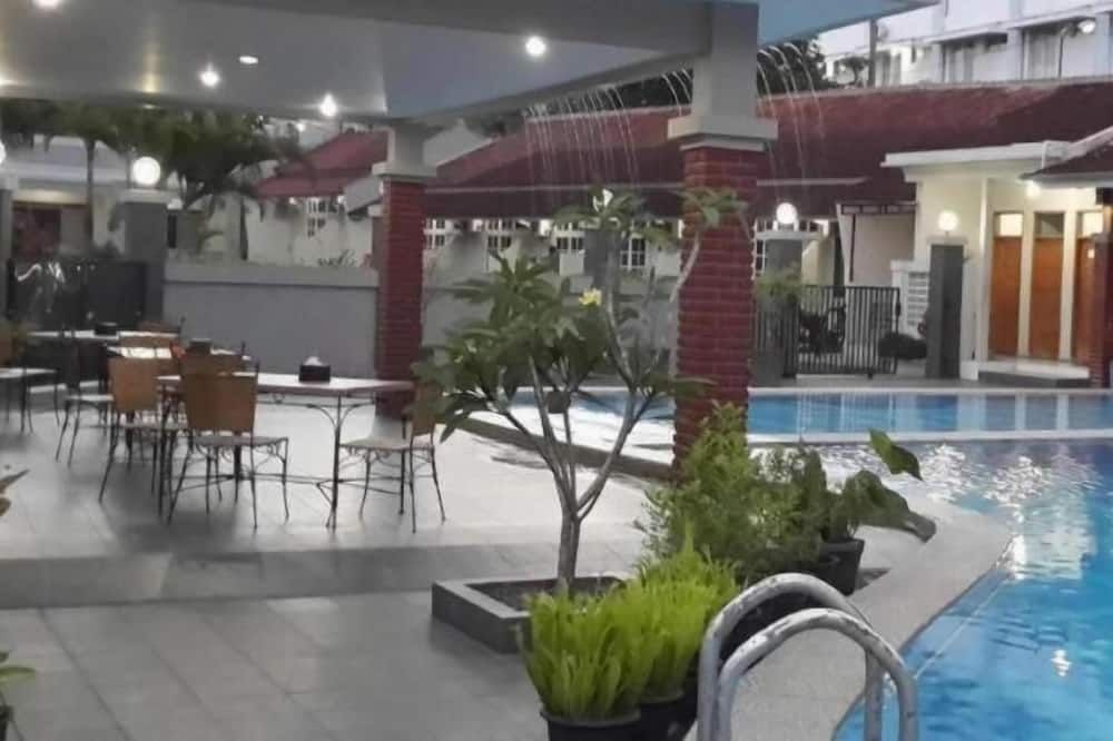 حوض السباحة