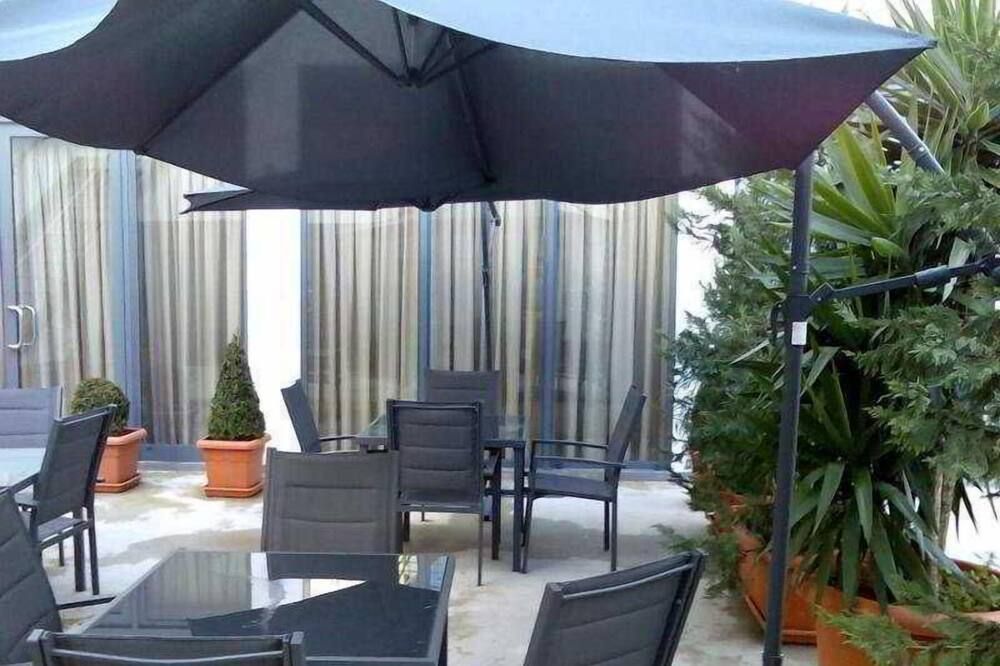 شرفة مرصوفة