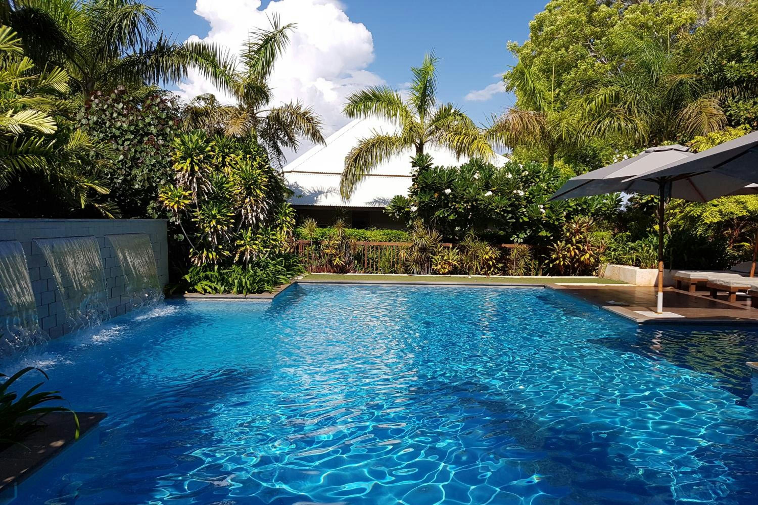 حوض السباحة