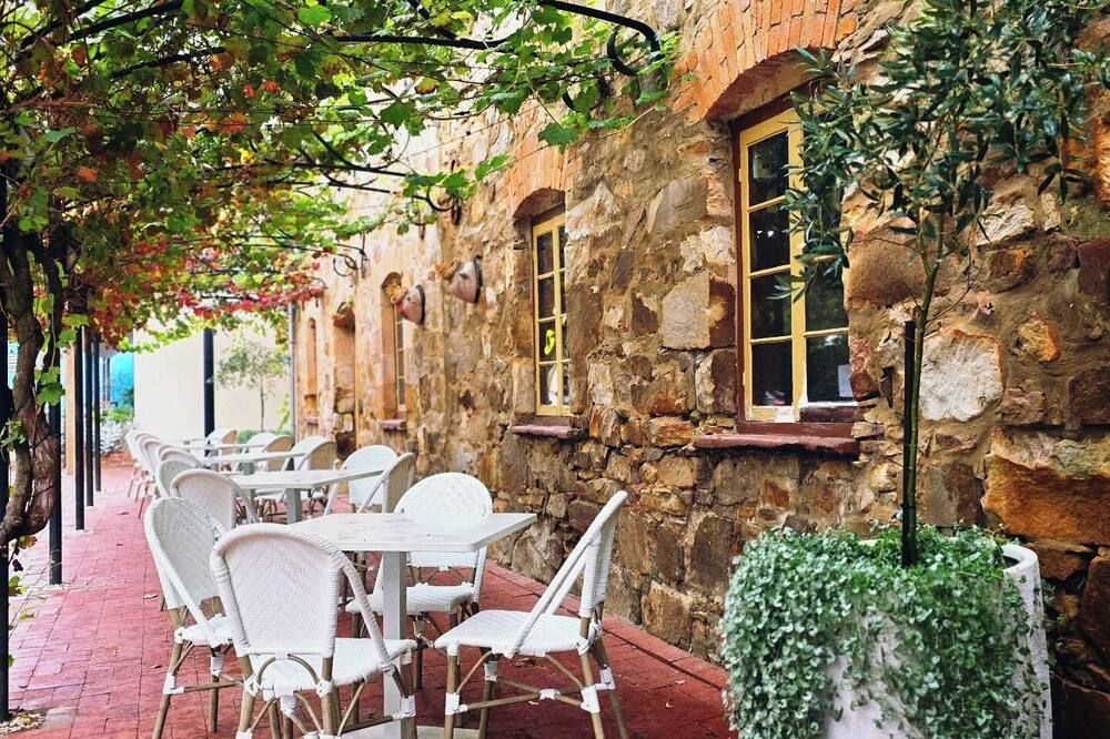 شرفة مرصوفة