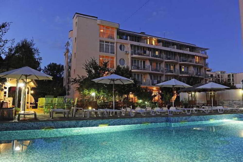 حوض السباحة صورة