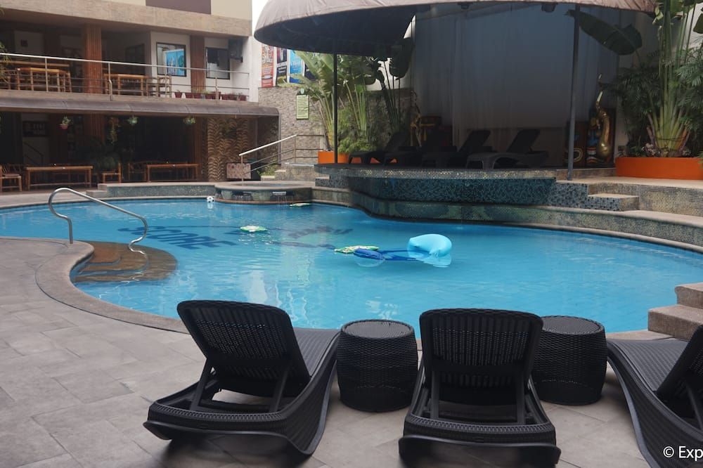 حوض السباحة