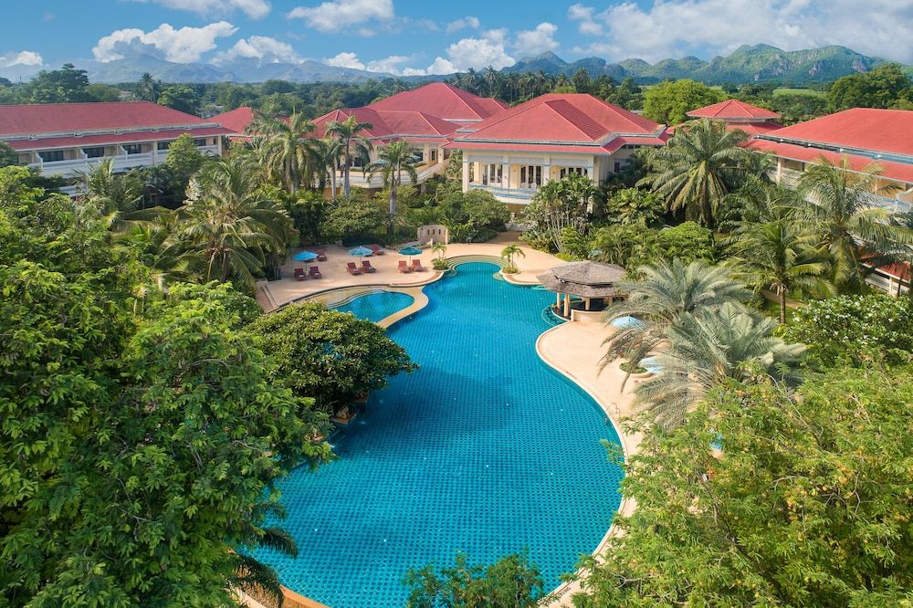 حوض السباحة