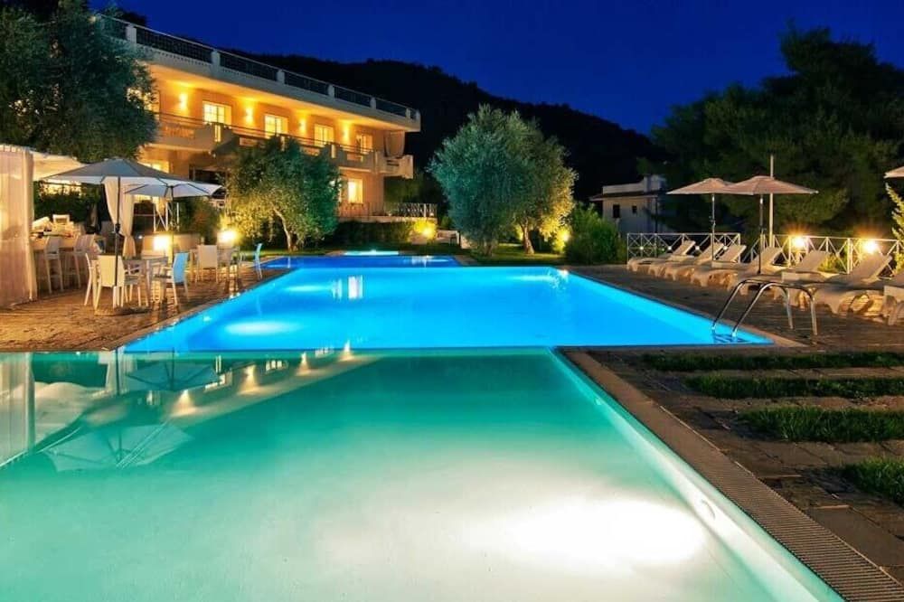 حوض السباحة