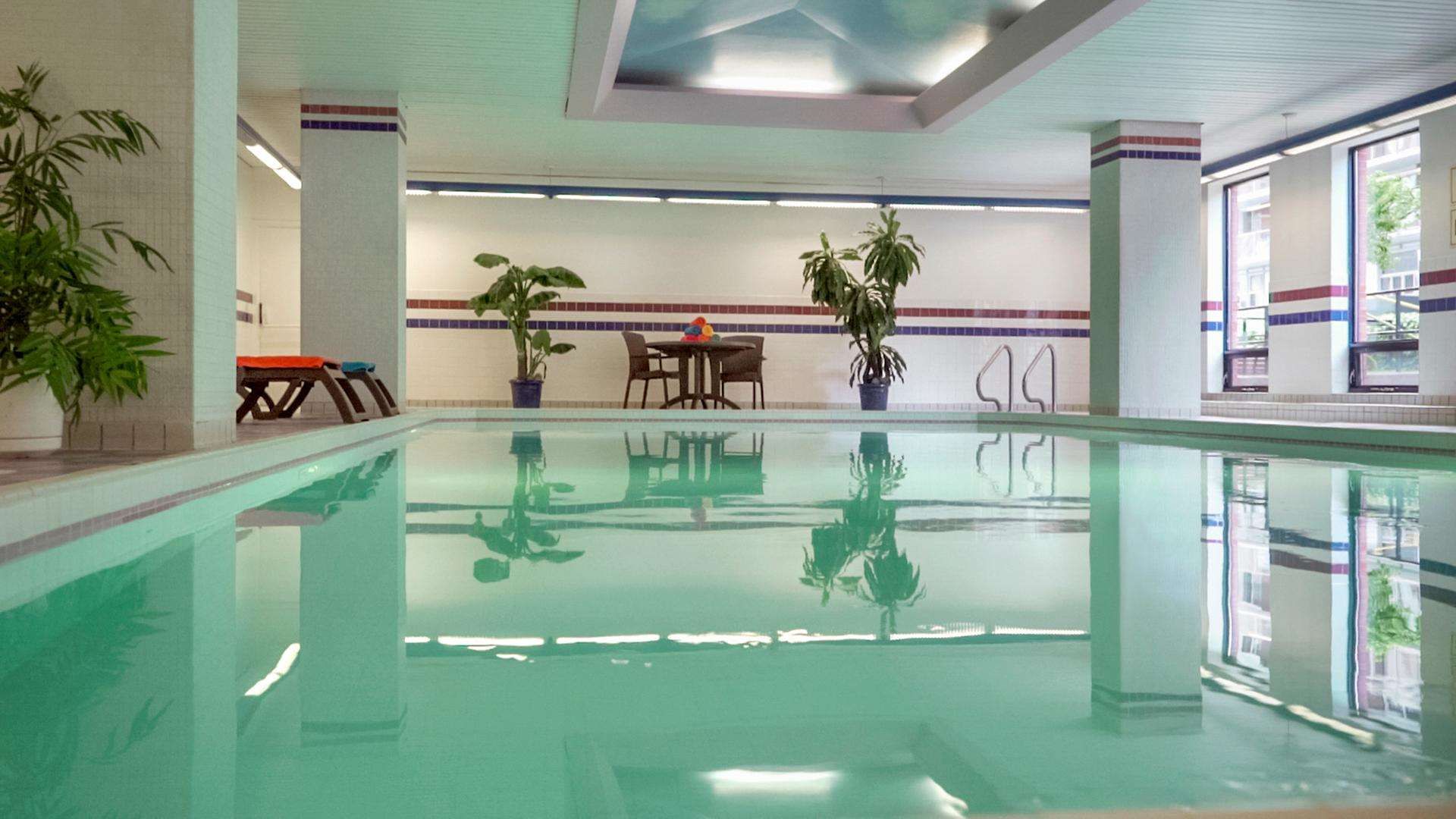 حوض السباحة