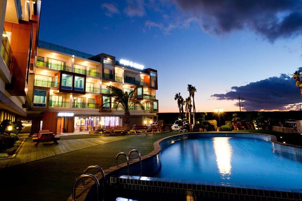 حوض السباحة