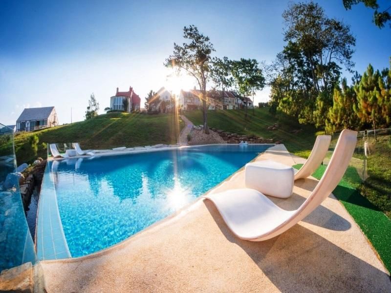 حوض السباحة