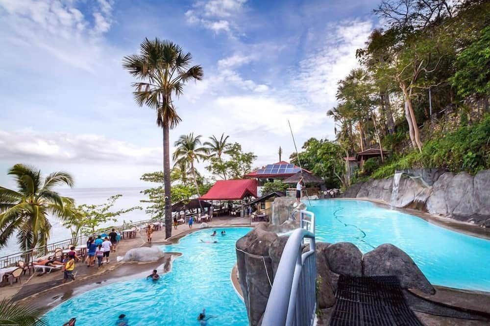 حوض السباحة