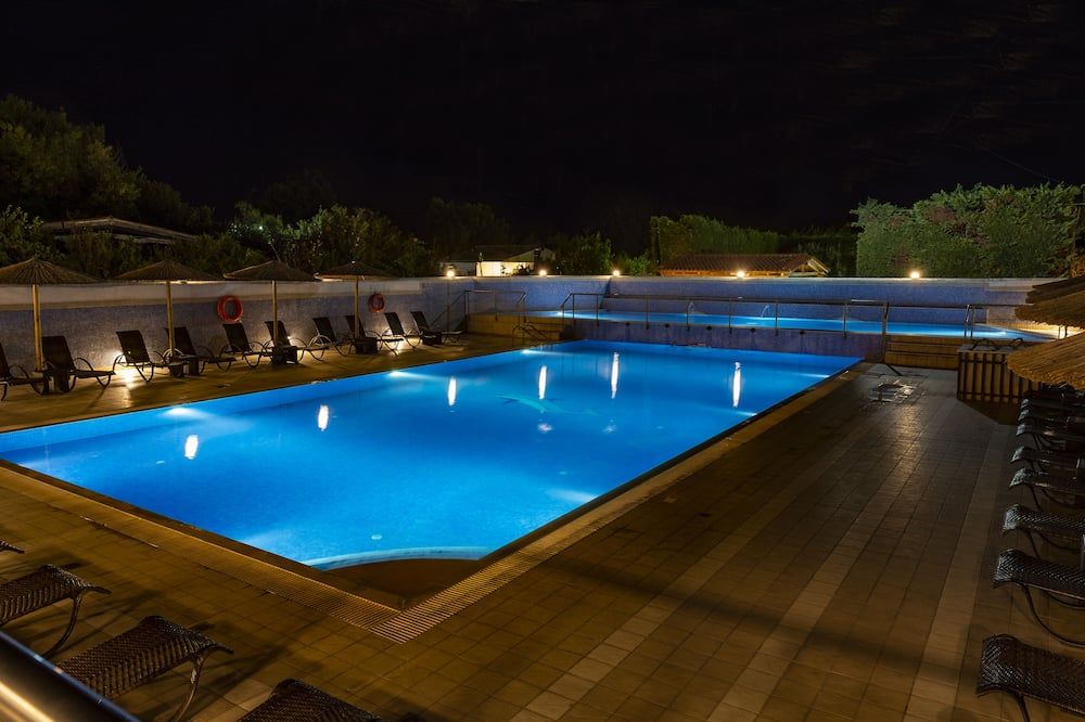 حوض السباحة