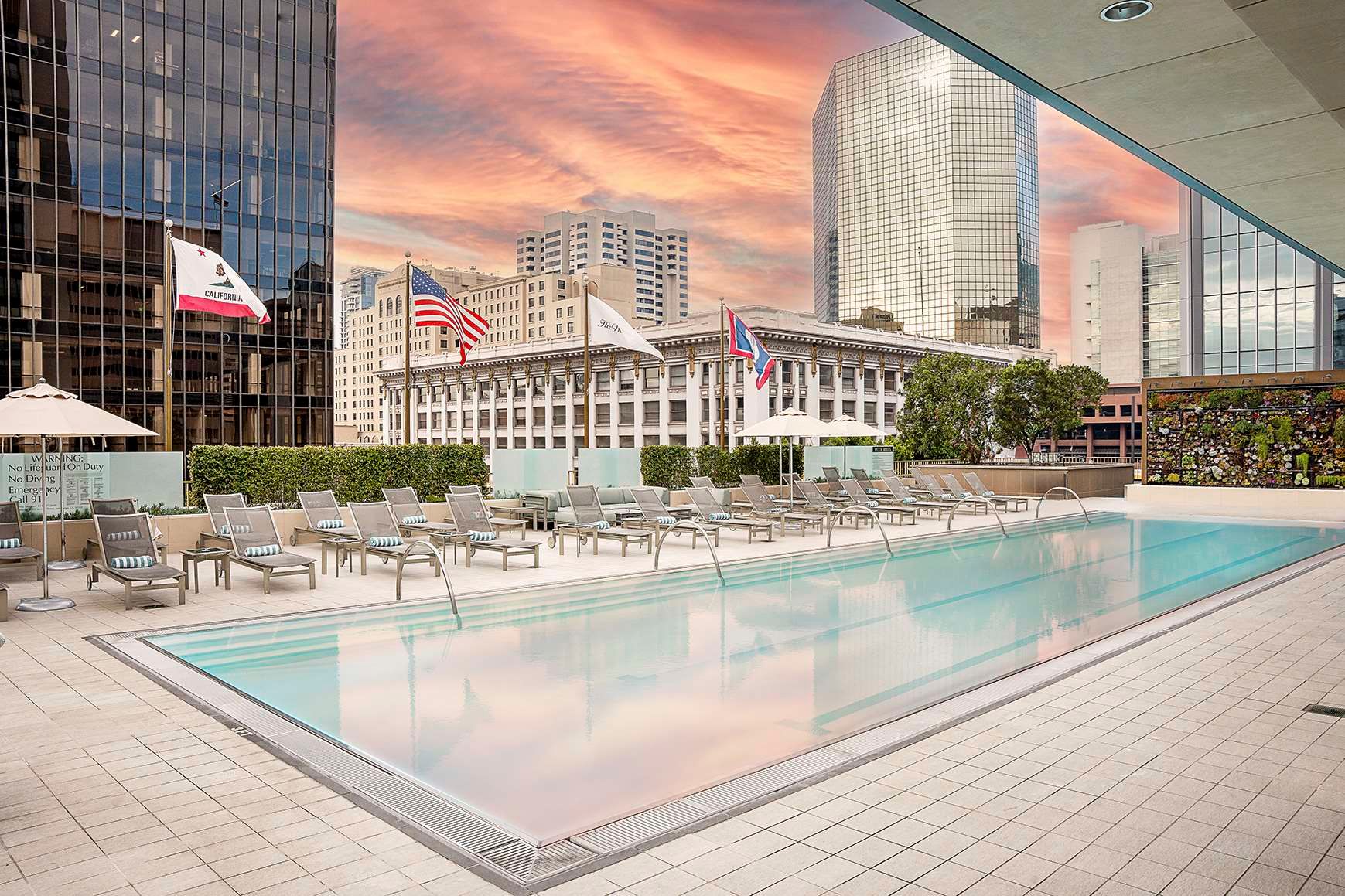 حوض السباحة