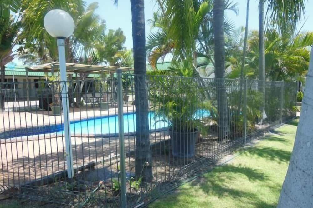 حوض السباحة