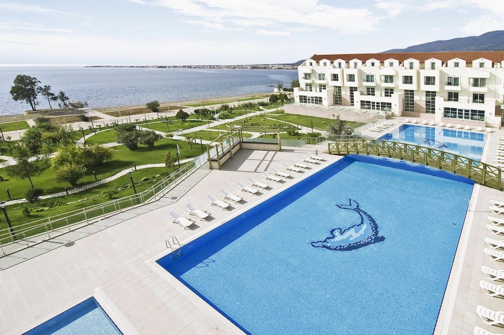 حوض السباحة