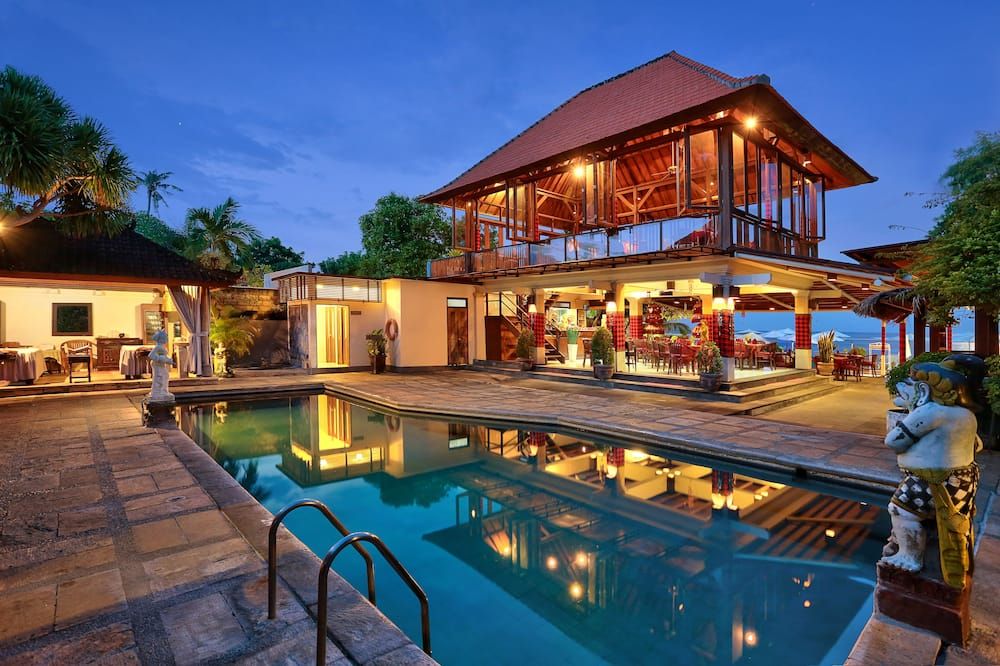 حوض السباحة