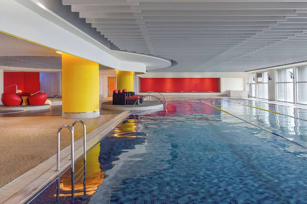 حوض السباحة