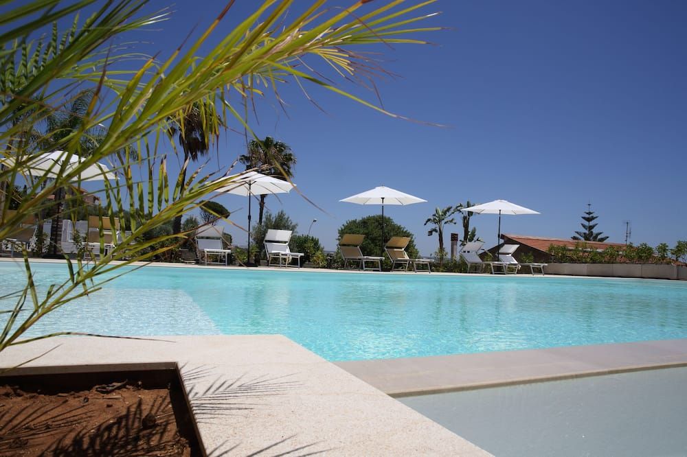 حوض السباحة