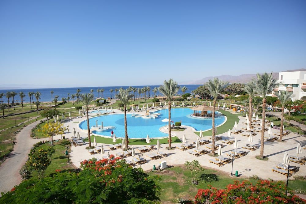 حوض السباحة