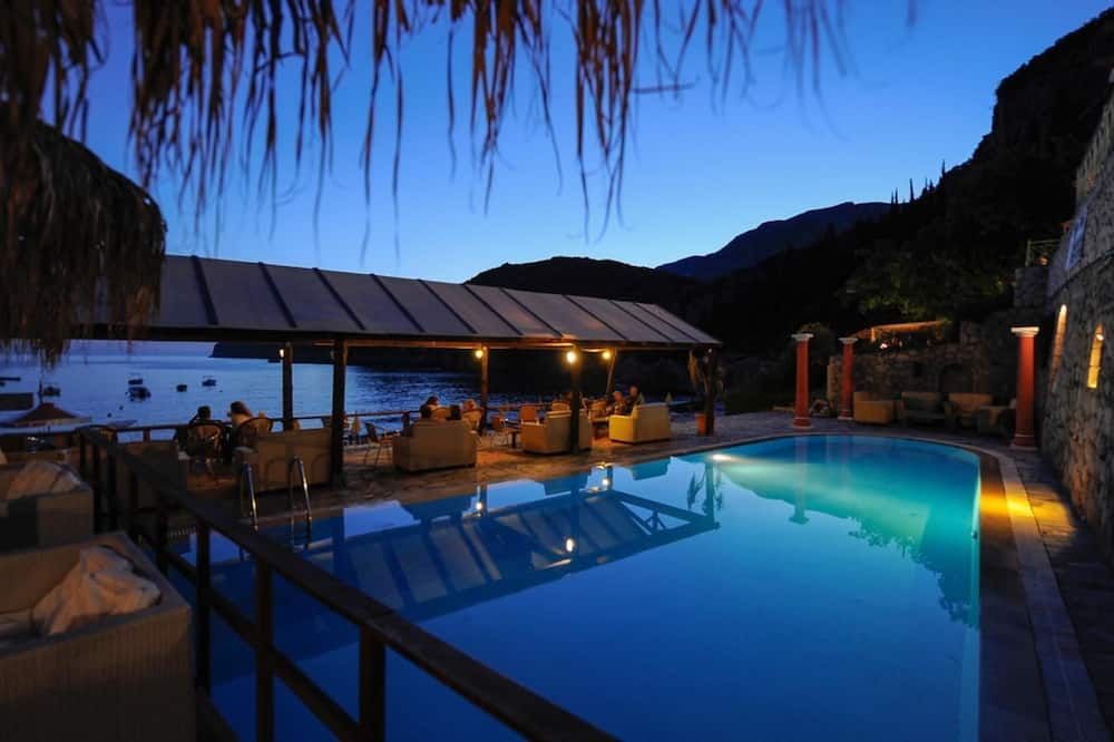 حوض السباحة