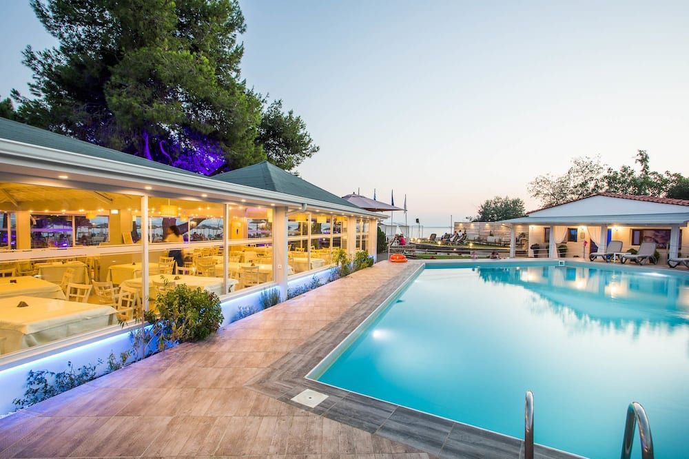 حوض السباحة