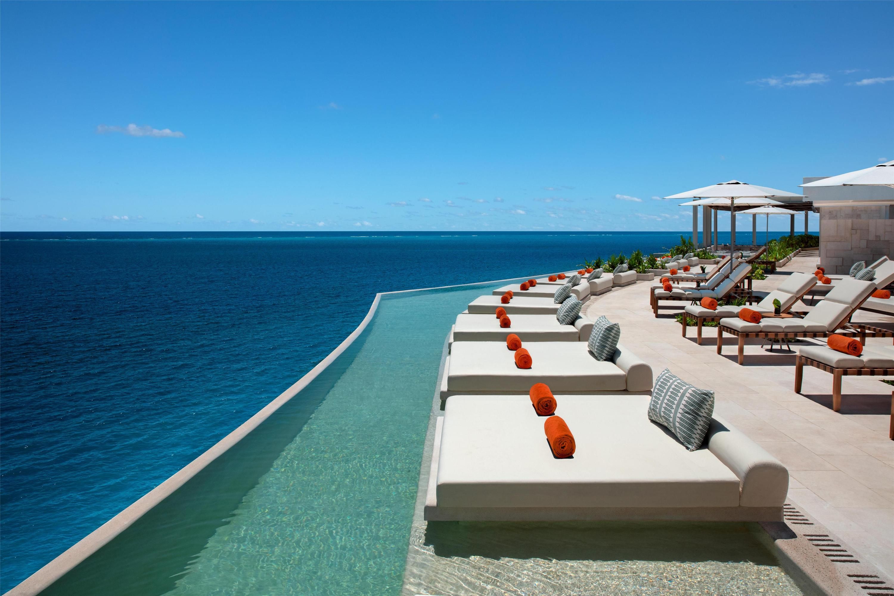 حوض السباحة