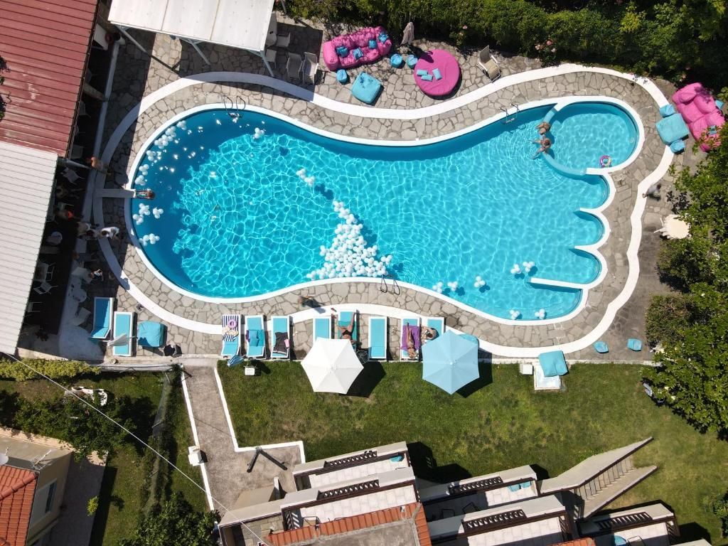 حوض السباحة