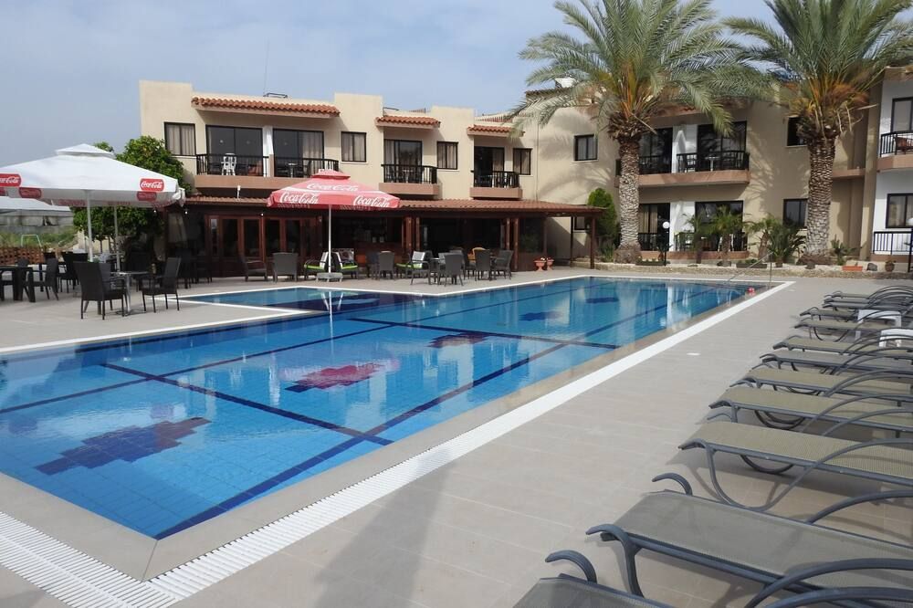 حوض السباحة