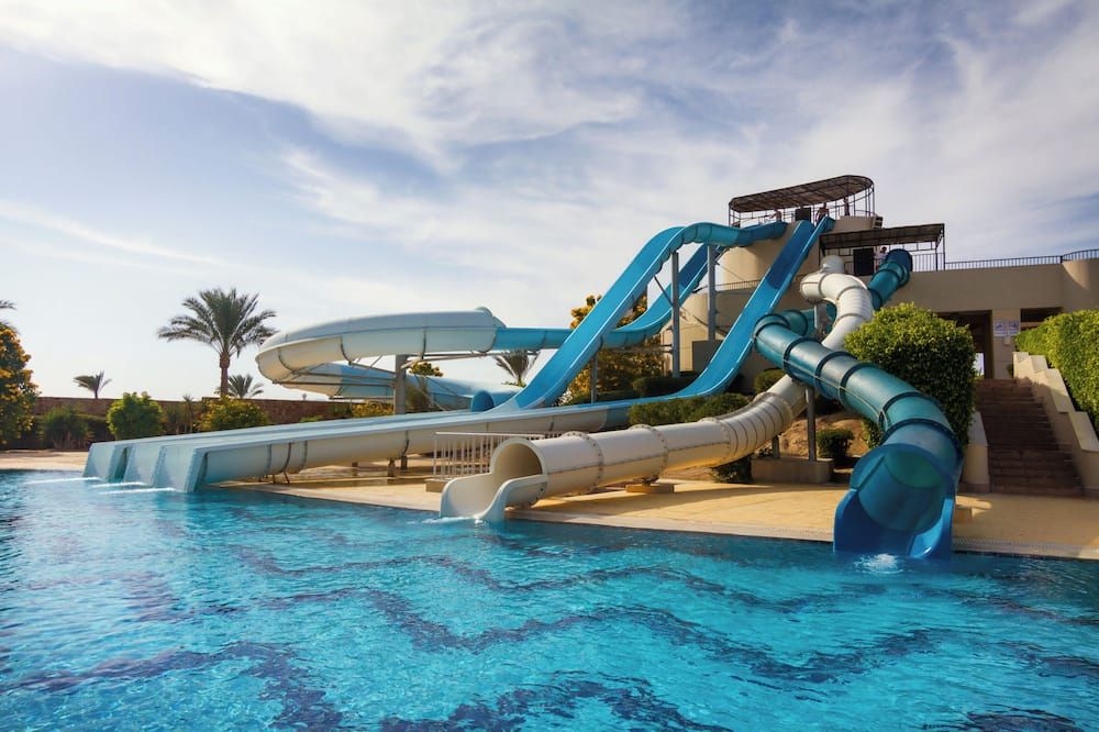 حوض السباحة